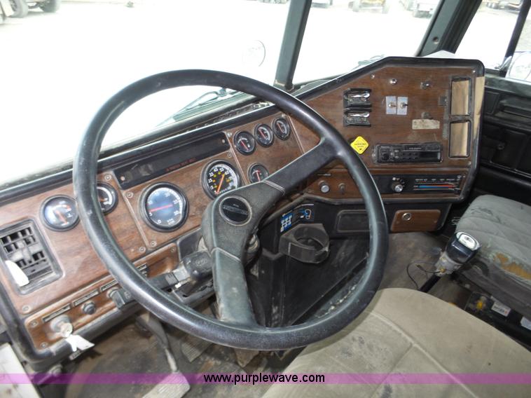 image for item J8849 1992 Freightliner FLD semi truck