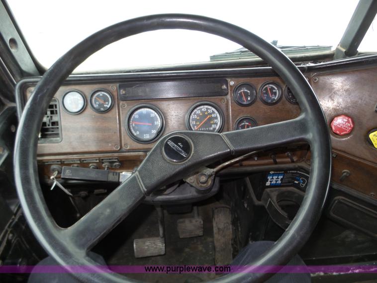 image for item J8849 1992 Freightliner FLD semi truck