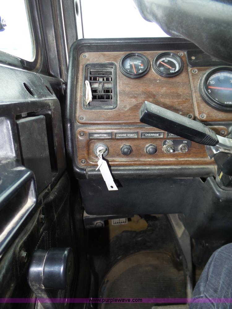 image for item J8849 1992 Freightliner FLD semi truck