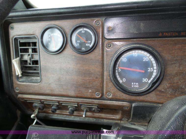 image for item J8849 1992 Freightliner FLD semi truck