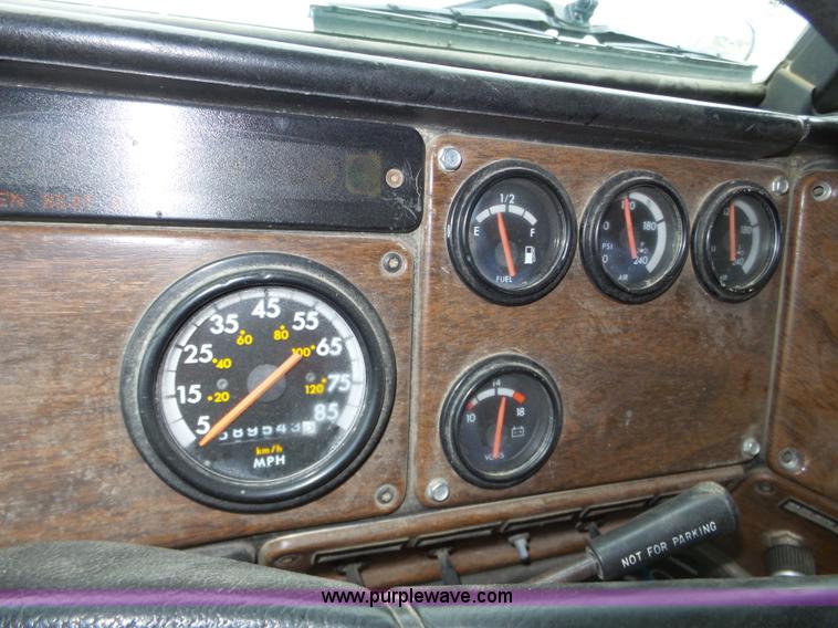 image for item J8849 1992 Freightliner FLD semi truck