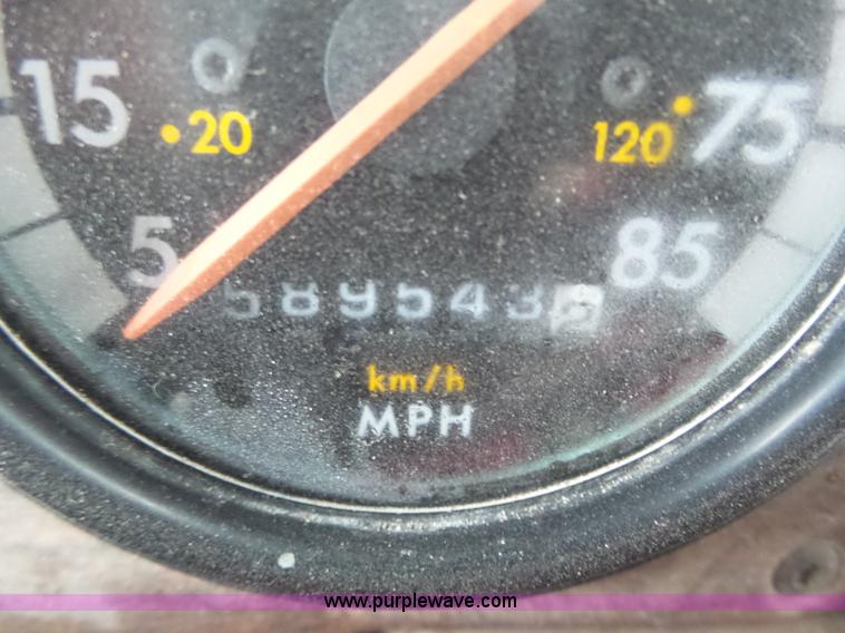 image for item J8849 1992 Freightliner FLD semi truck