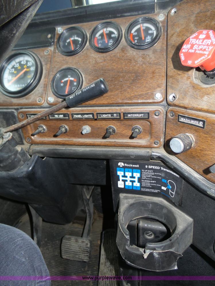 image for item J8849 1992 Freightliner FLD semi truck