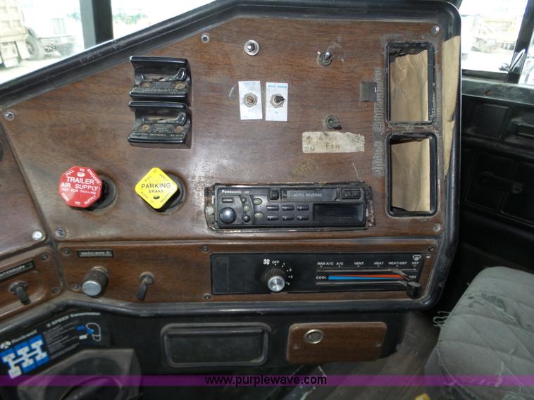 image for item J8849 1992 Freightliner FLD semi truck