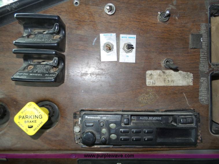 image for item J8849 1992 Freightliner FLD semi truck