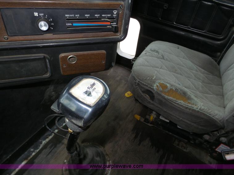 image for item J8849 1992 Freightliner FLD semi truck