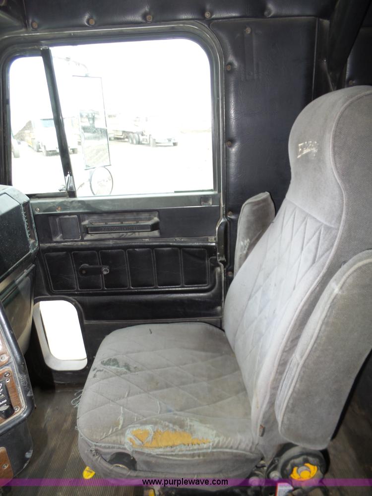 image for item J8849 1992 Freightliner FLD semi truck