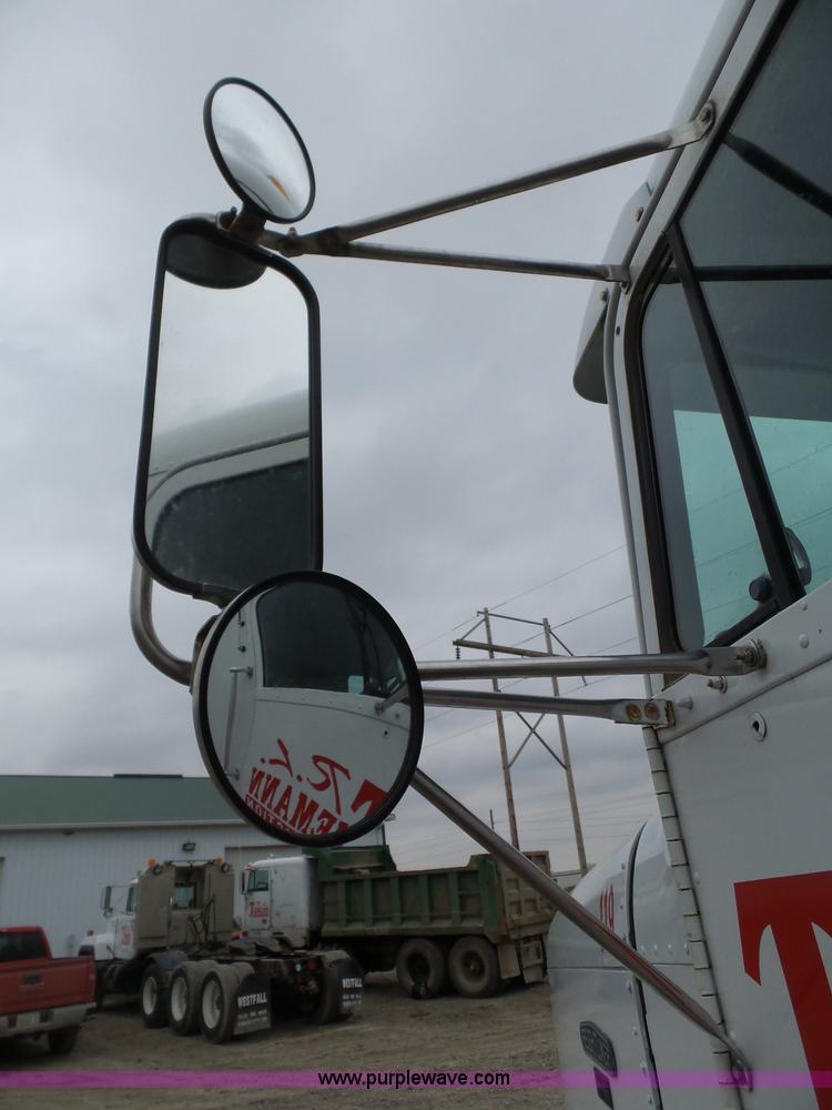 image for item J8849 1992 Freightliner FLD semi truck