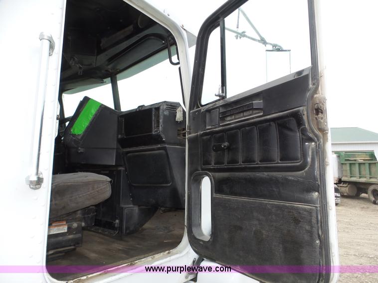 image for item J8849 1992 Freightliner FLD semi truck