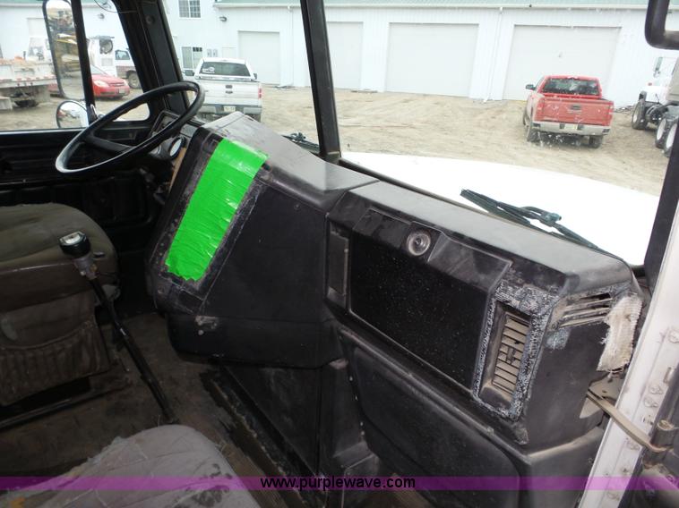 image for item J8849 1992 Freightliner FLD semi truck