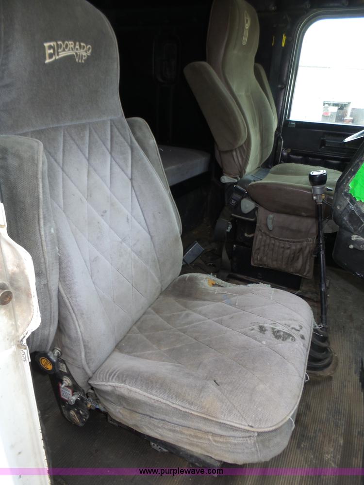 image for item J8849 1992 Freightliner FLD semi truck