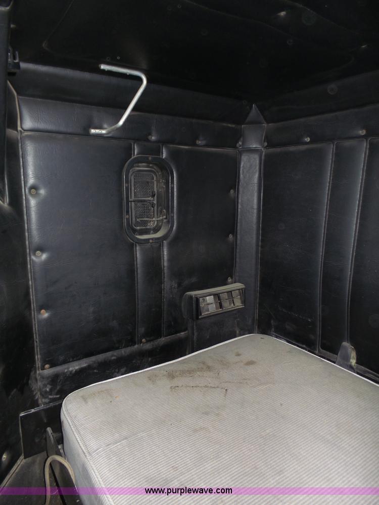 image for item J8849 1992 Freightliner FLD semi truck