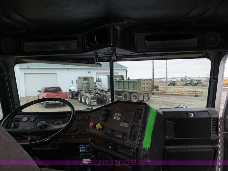 image for item J8849 1992 Freightliner FLD semi truck