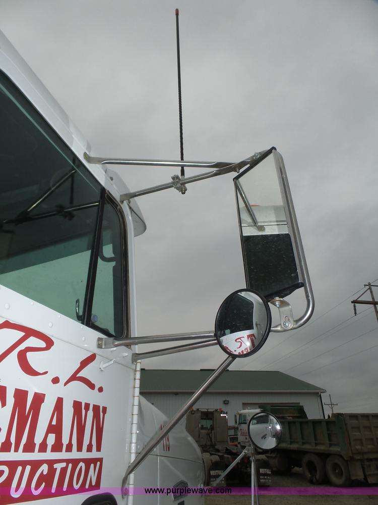 image for item J8849 1992 Freightliner FLD semi truck