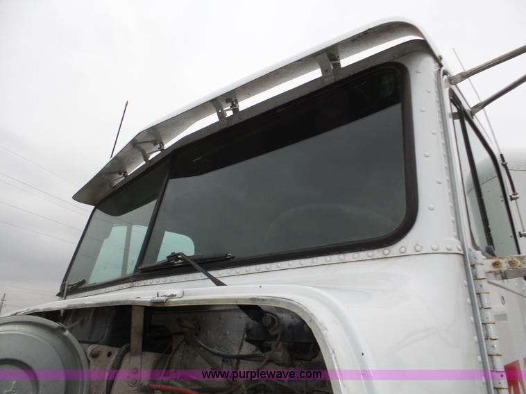 image for item J8849 1992 Freightliner FLD semi truck