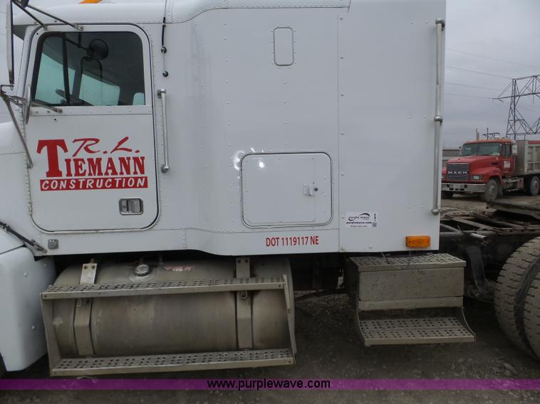 image for item J8849 1992 Freightliner FLD semi truck