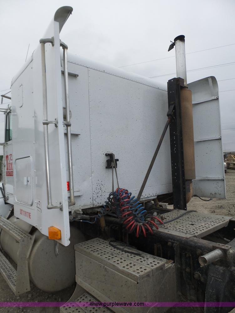 image for item J8849 1992 Freightliner FLD semi truck