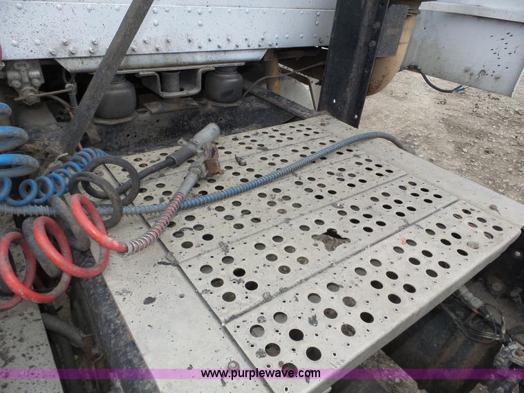 image for item J8849 1992 Freightliner FLD semi truck