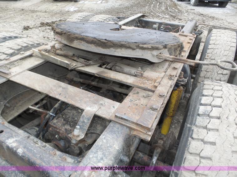 image for item J8849 1992 Freightliner FLD semi truck