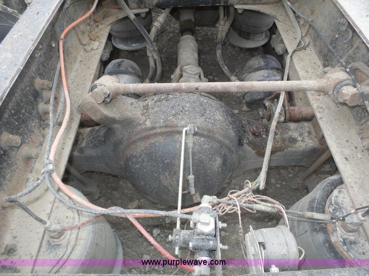 image for item J8849 1992 Freightliner FLD semi truck