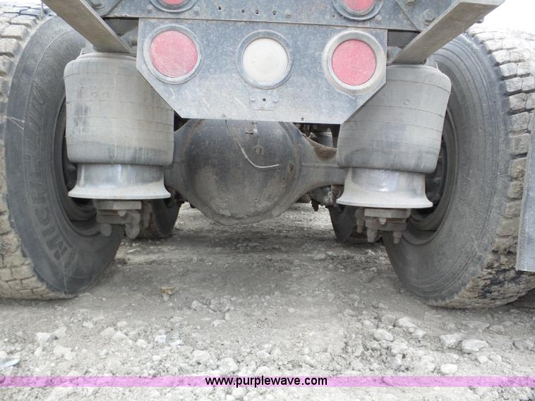 image for item J8849 1992 Freightliner FLD semi truck