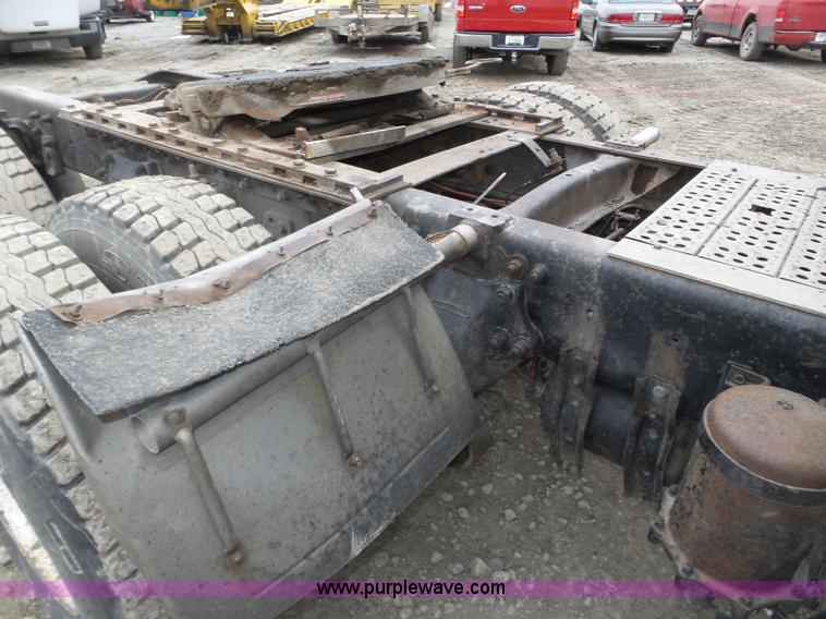 image for item J8849 1992 Freightliner FLD semi truck