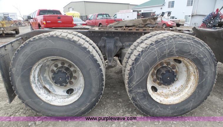 image for item J8849 1992 Freightliner FLD semi truck