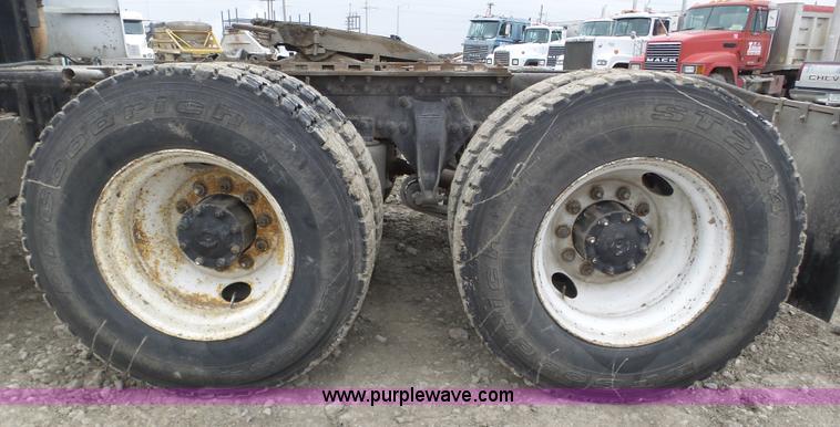 image for item J8849 1992 Freightliner FLD semi truck