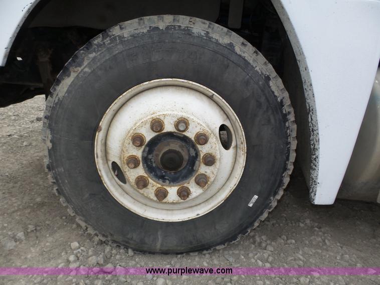 image for item J8849 1992 Freightliner FLD semi truck