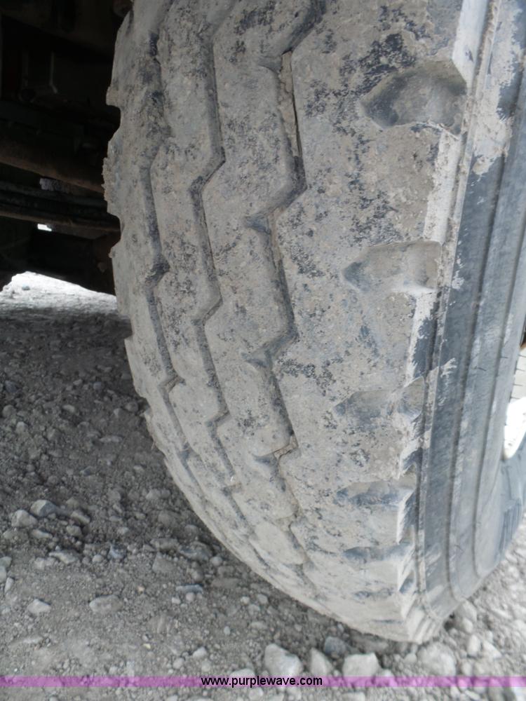 image for item J8849 1992 Freightliner FLD semi truck