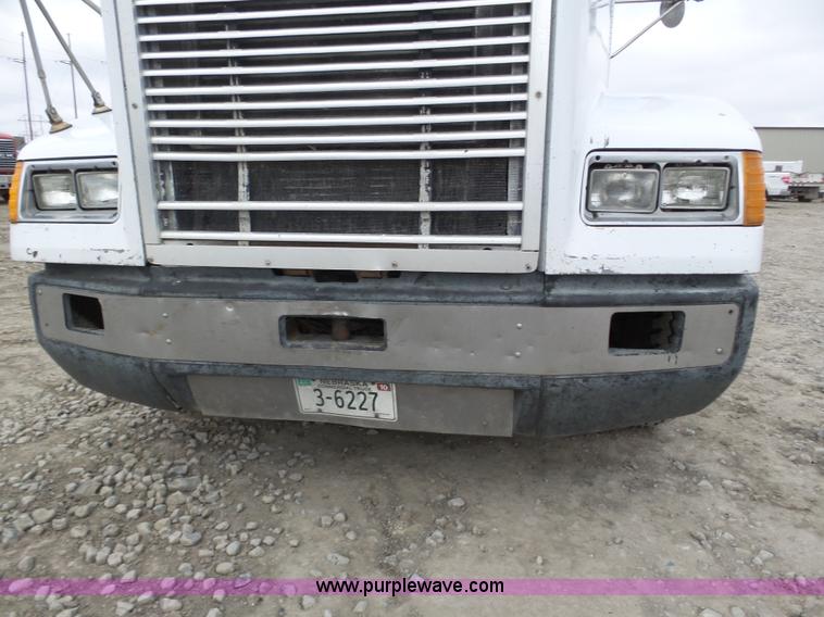 image for item J8850 1996 Freightliner FLD semi truck