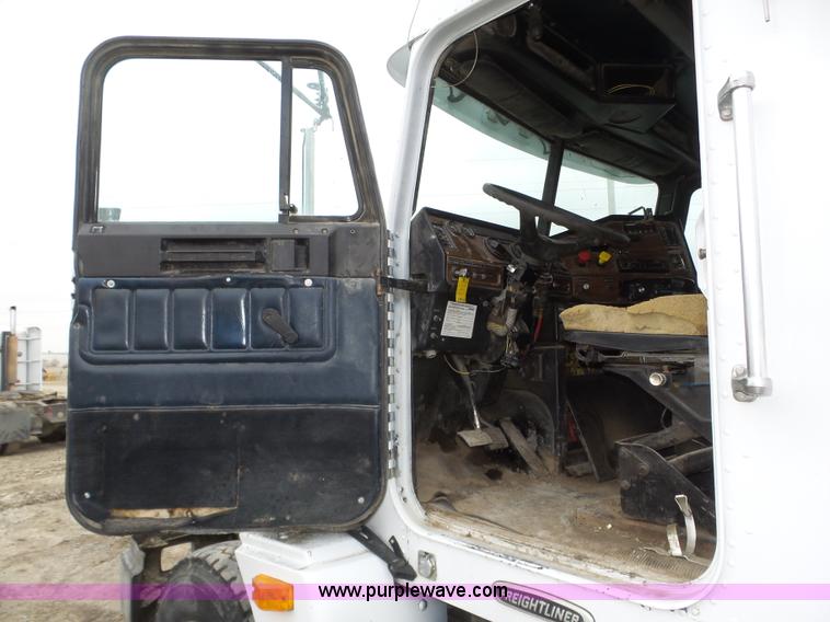 image for item J8850 1996 Freightliner FLD semi truck