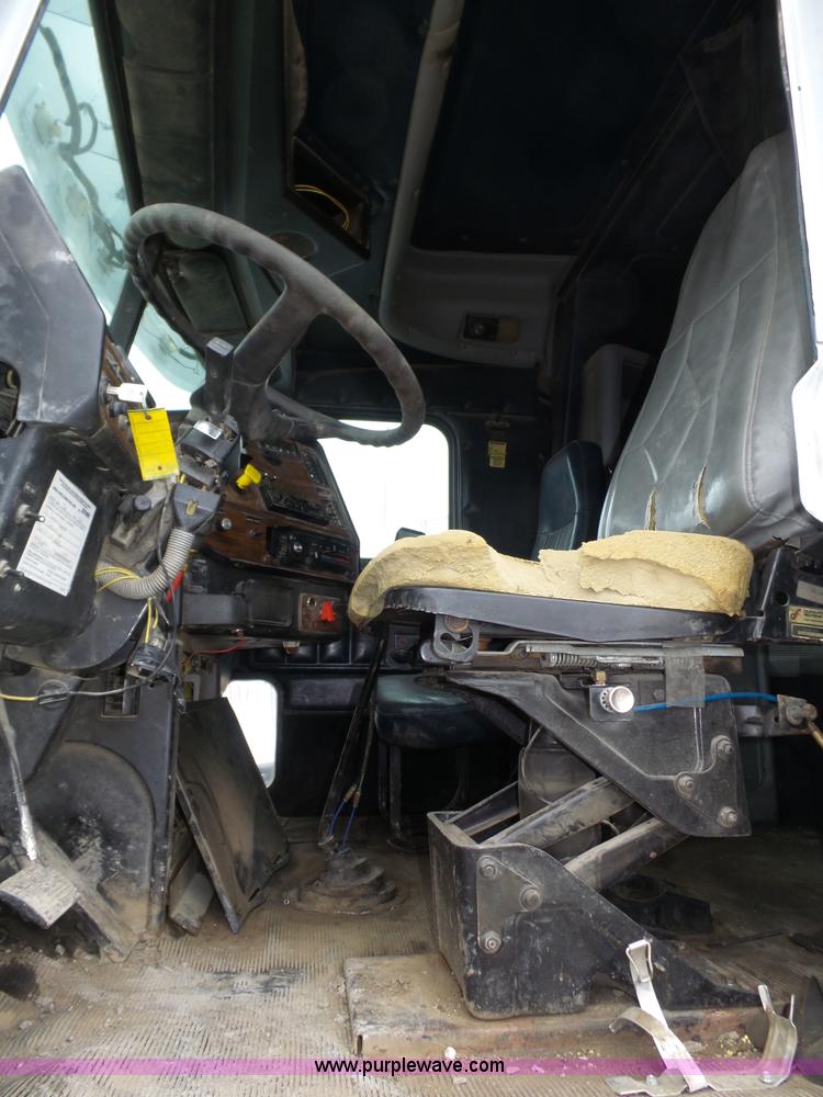 image for item J8850 1996 Freightliner FLD semi truck