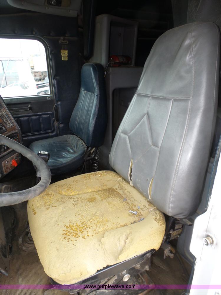 image for item J8850 1996 Freightliner FLD semi truck