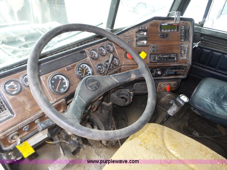 image for item J8850 1996 Freightliner FLD semi truck