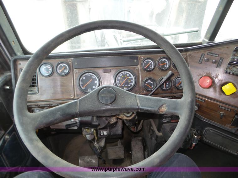 image for item J8850 1996 Freightliner FLD semi truck