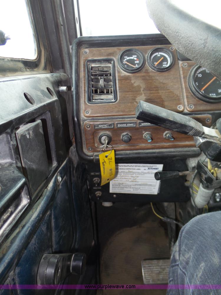 image for item J8850 1996 Freightliner FLD semi truck