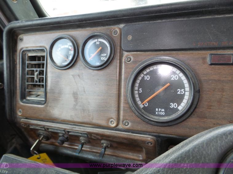 image for item J8850 1996 Freightliner FLD semi truck