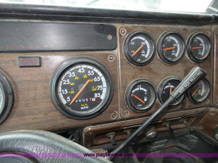 image for item J8850 1996 Freightliner FLD semi truck