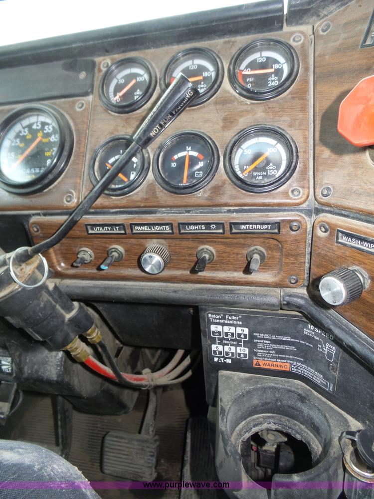 image for item J8850 1996 Freightliner FLD semi truck