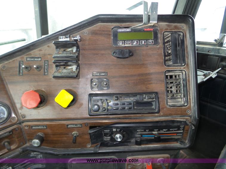 image for item J8850 1996 Freightliner FLD semi truck