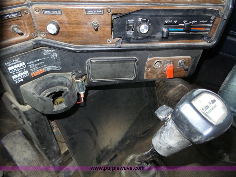 image for item J8850 1996 Freightliner FLD semi truck