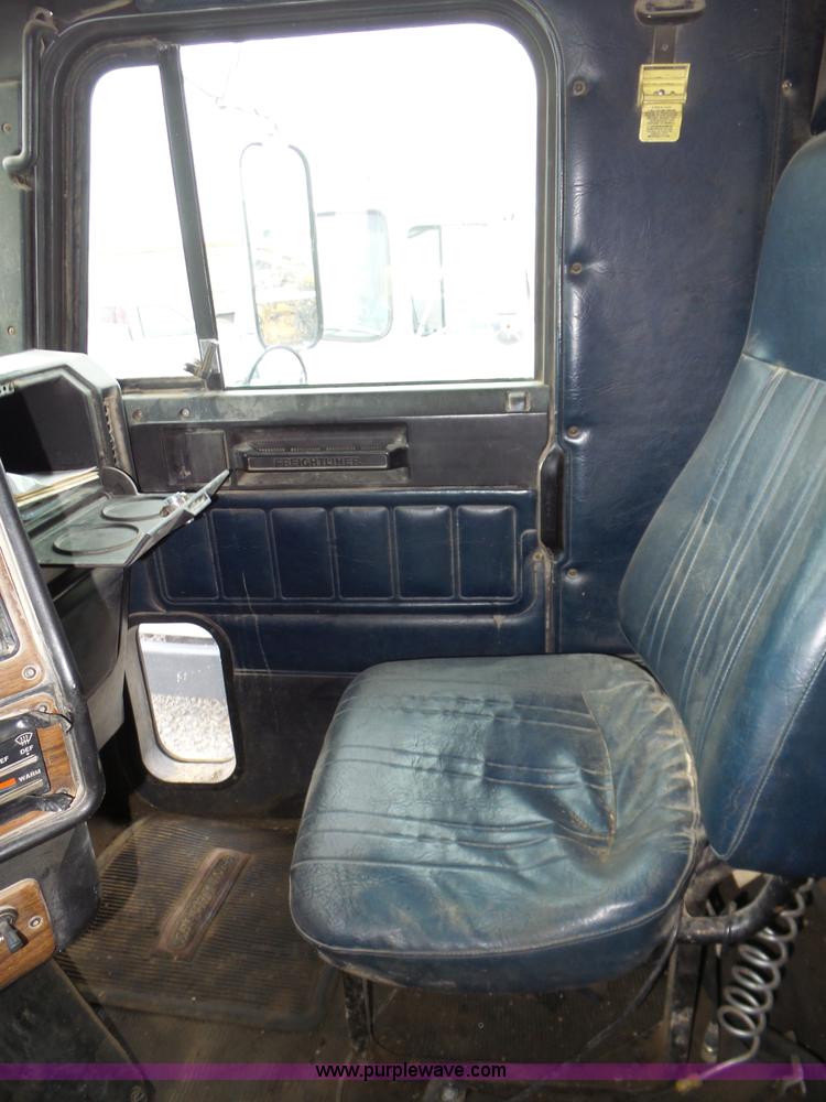 image for item J8850 1996 Freightliner FLD semi truck