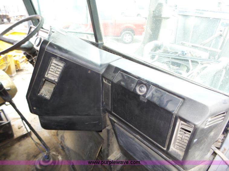 image for item J8850 1996 Freightliner FLD semi truck