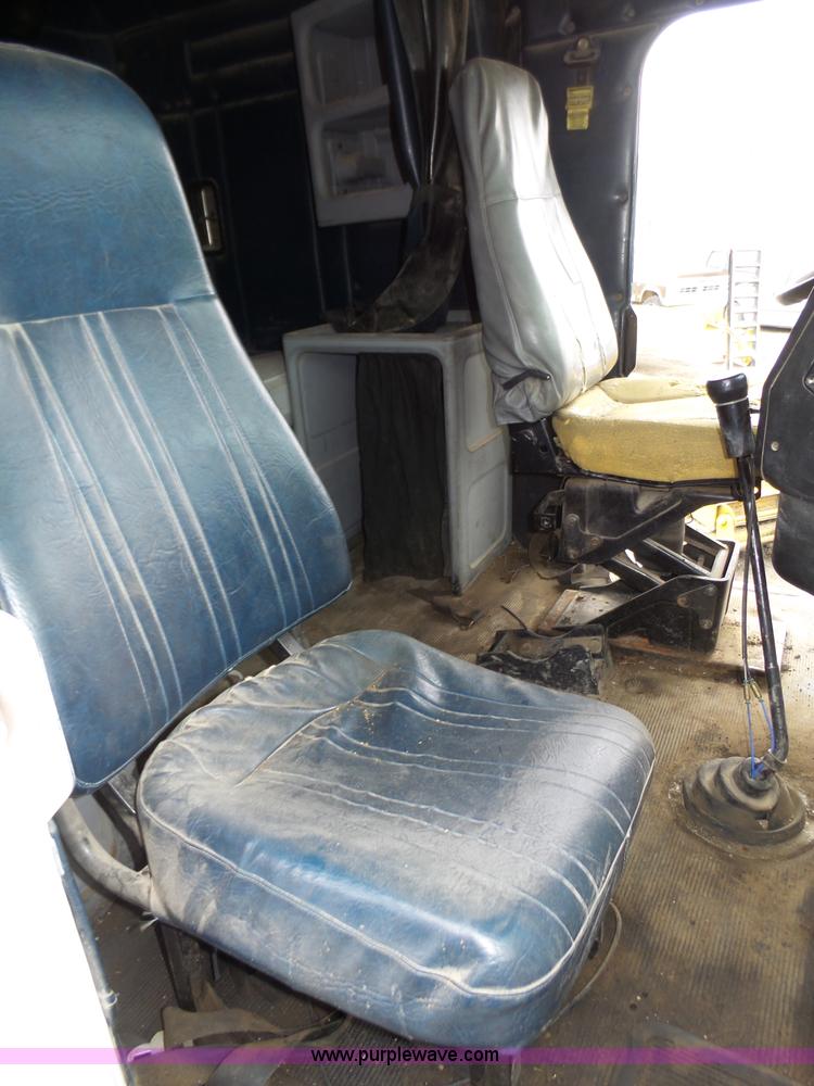 image for item J8850 1996 Freightliner FLD semi truck