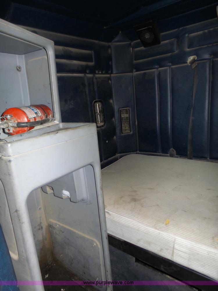 image for item J8850 1996 Freightliner FLD semi truck