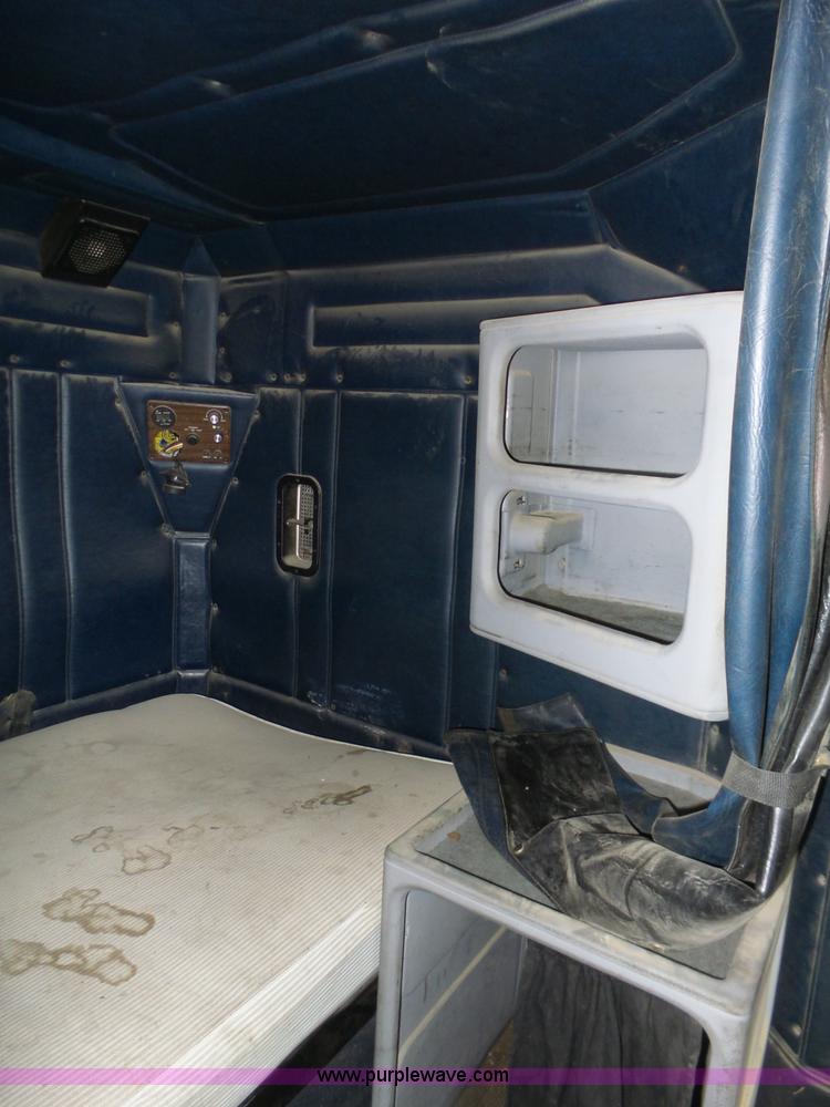 image for item J8850 1996 Freightliner FLD semi truck