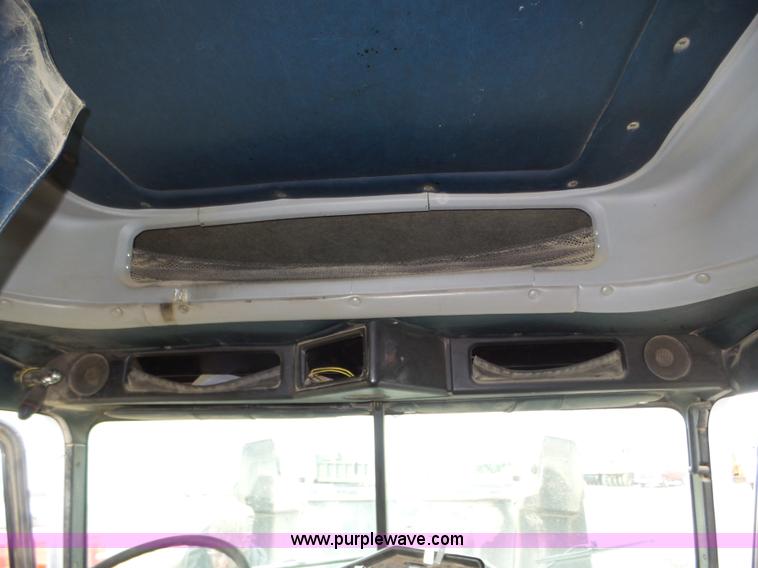 image for item J8850 1996 Freightliner FLD semi truck