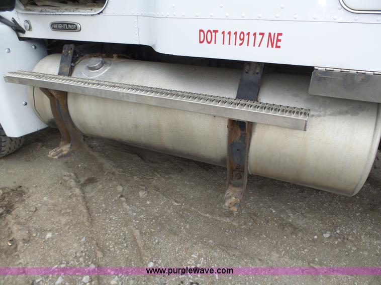 image for item J8850 1996 Freightliner FLD semi truck