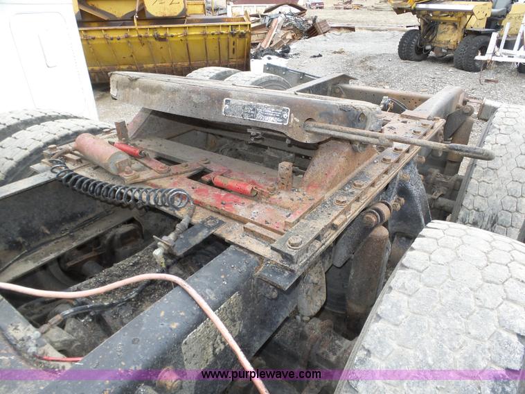 image for item J8850 1996 Freightliner FLD semi truck